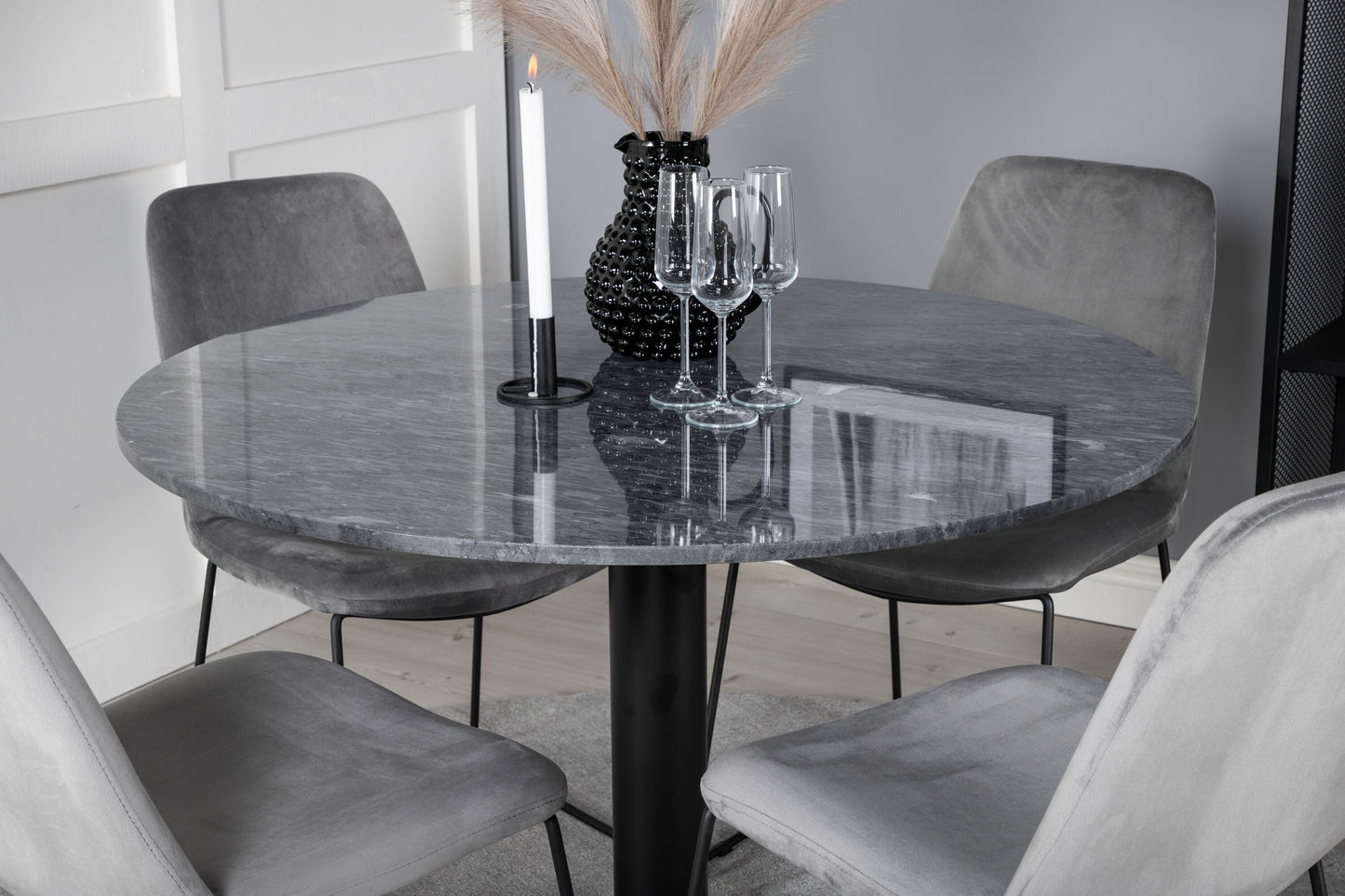 Estelle - Rundt spisebord, ø106 H75 - Sort+ Muce Spisebordsstol - Sorte ben - Grå velour