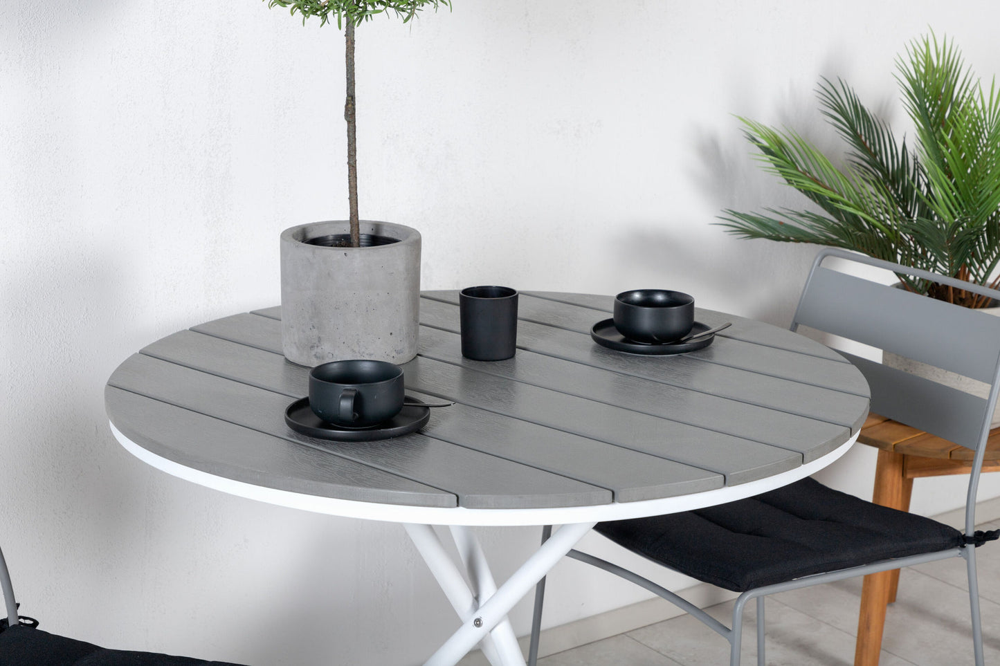 Parma - Cafébord, ø90 - Hvid/Grå+Lia Spisebordsstol - Grå