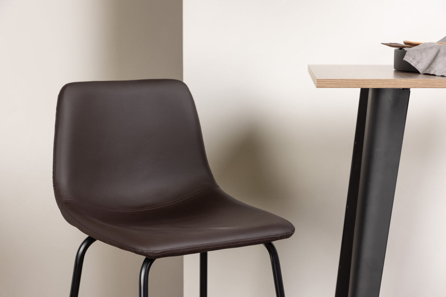 Tempe Bar Table - Black / Nature MDF +Alexi Bar Chair - Matte sort / mørkebrun pu _2