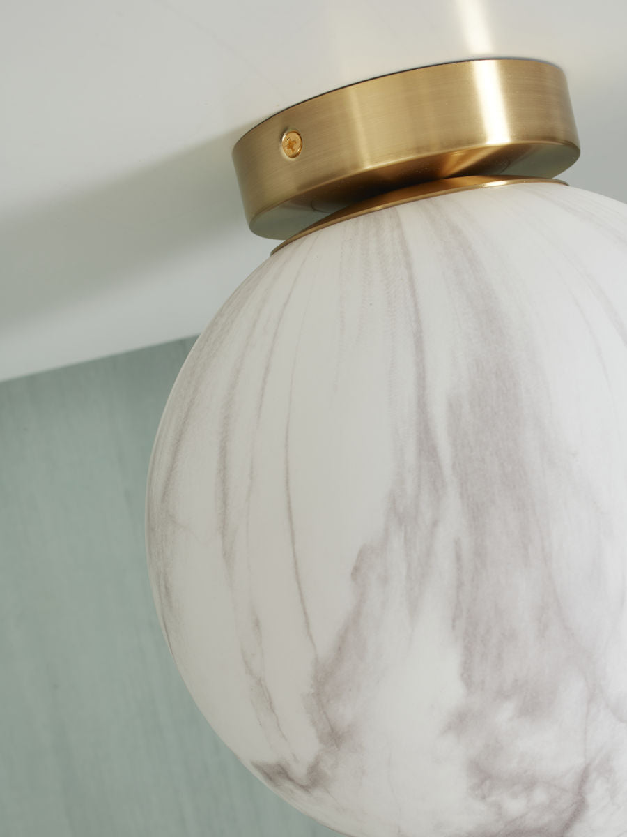 Loftslampe Carrara globe hvid marmorprint/guld, S