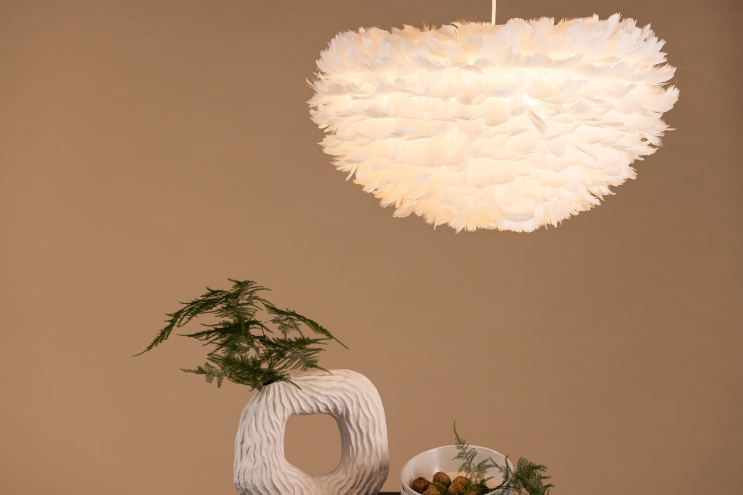 Nicola - Large - Loftlampe, Hvid artificial feather