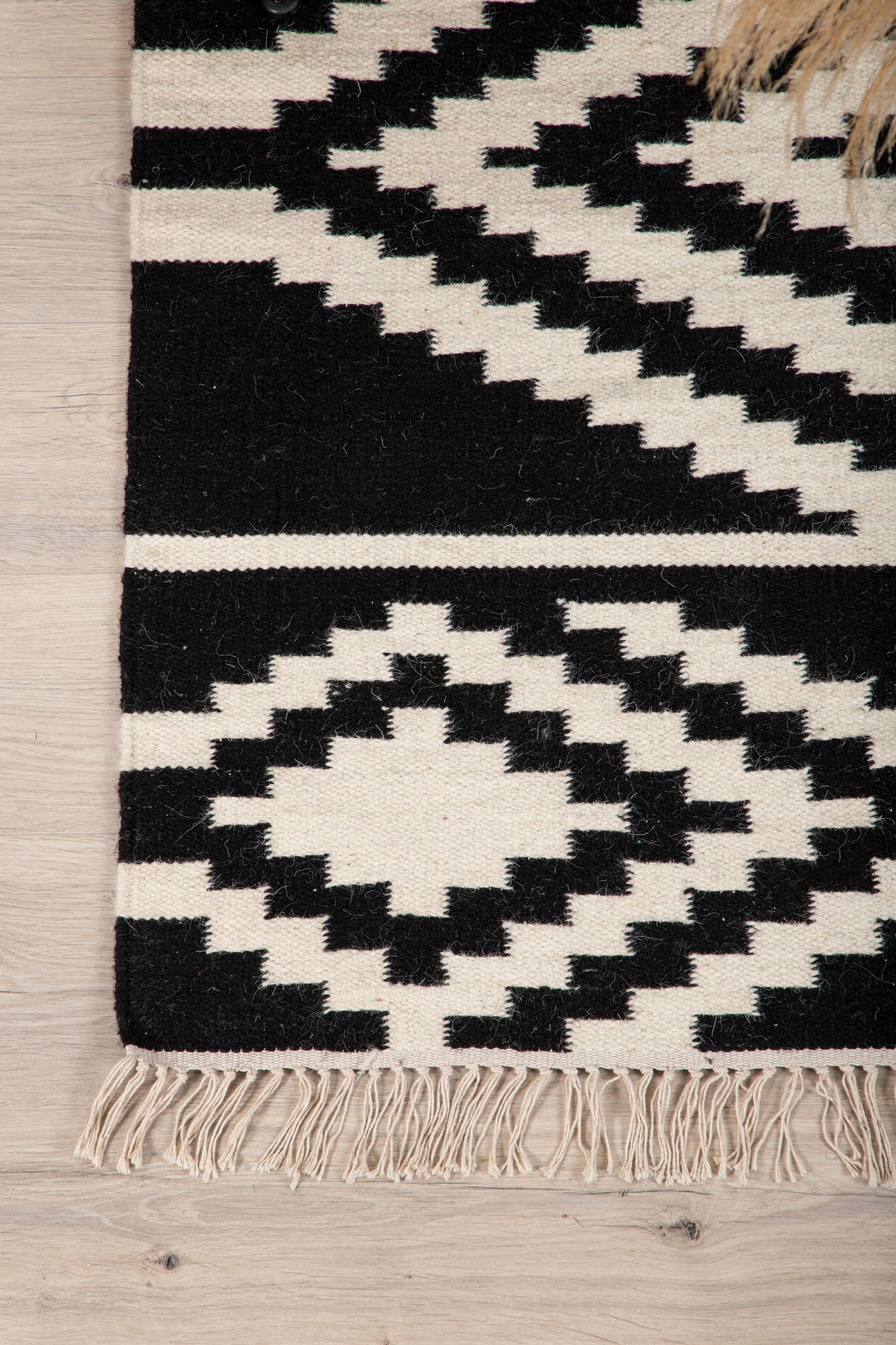 Venture-Design | Teppich aus Indari-Wolle - 300*200 - Schwarz / Weiß