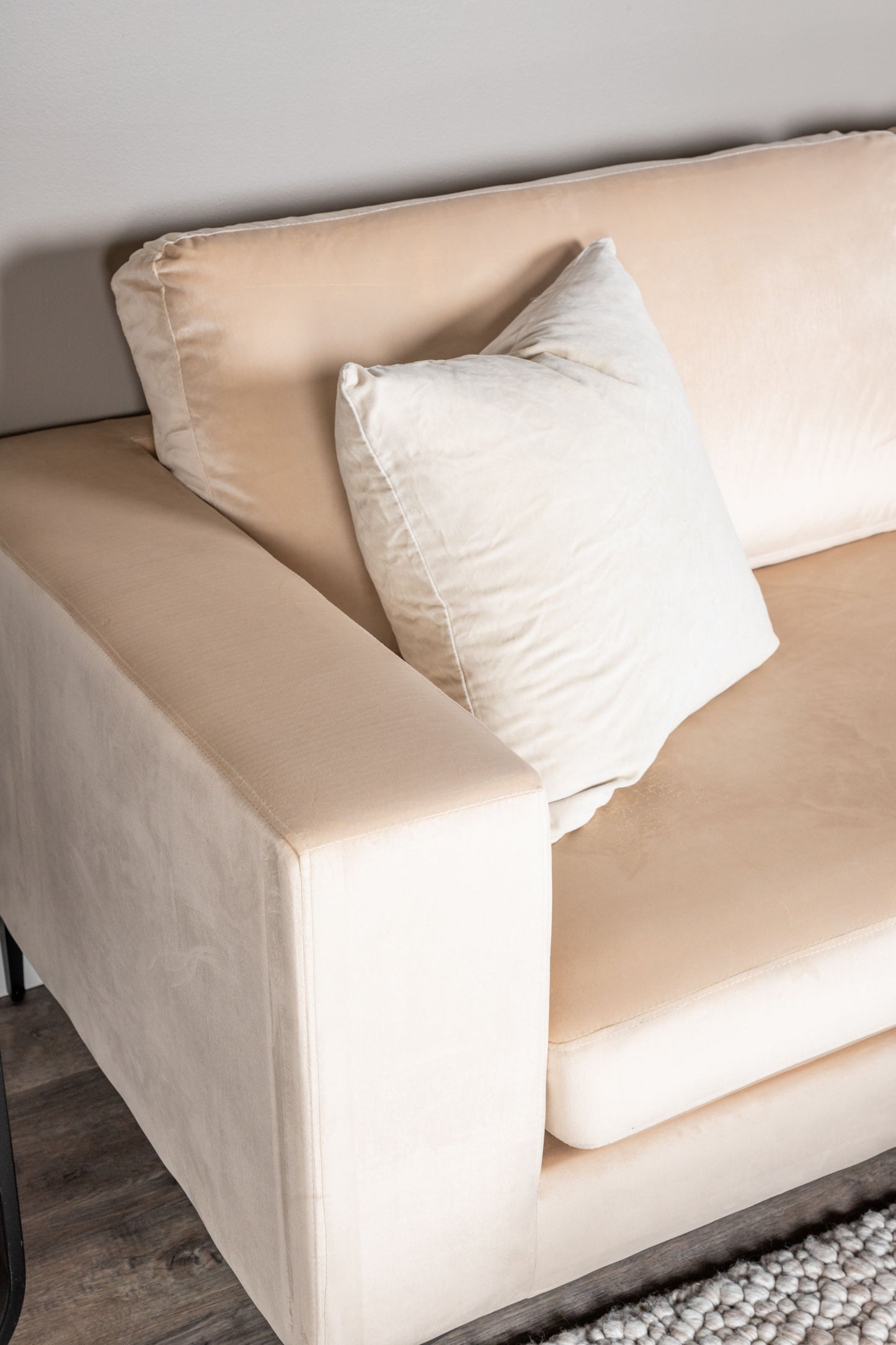 Venture-Design | Bolero Sofa - 3-Sitzer - Beige Velours - Schwarze Beine